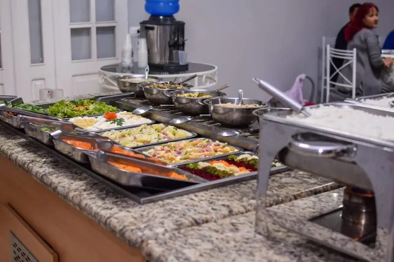 Buffet quente servido em réchauds