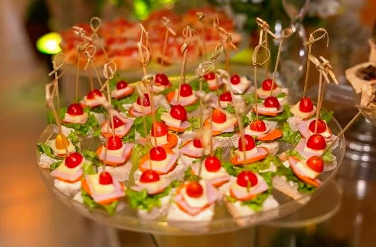 Canapés servidos em bandeja de vidro