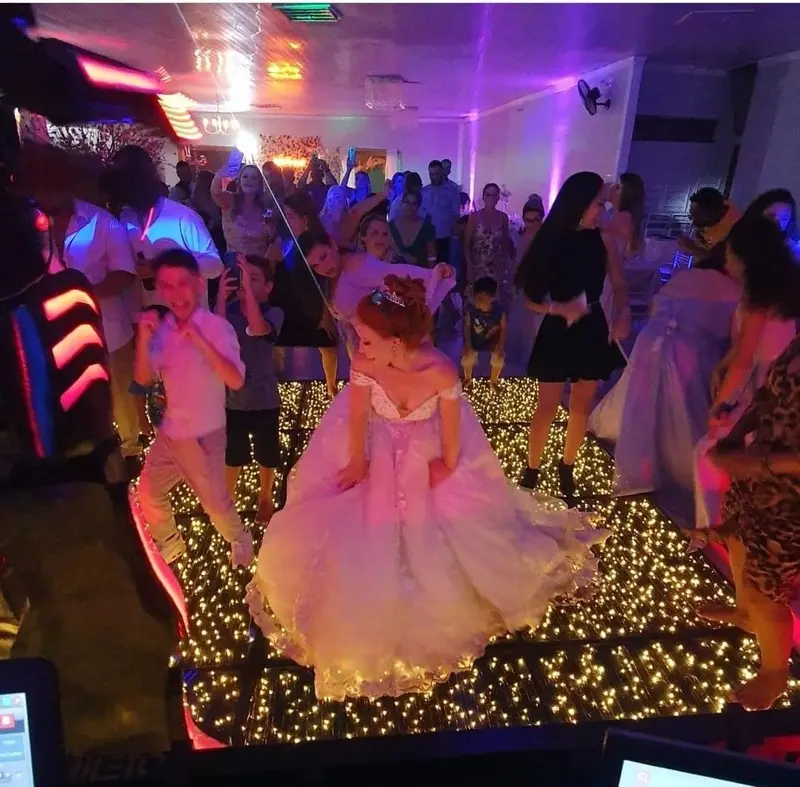 Debutante dança na pista iluminada do Salão Ouro