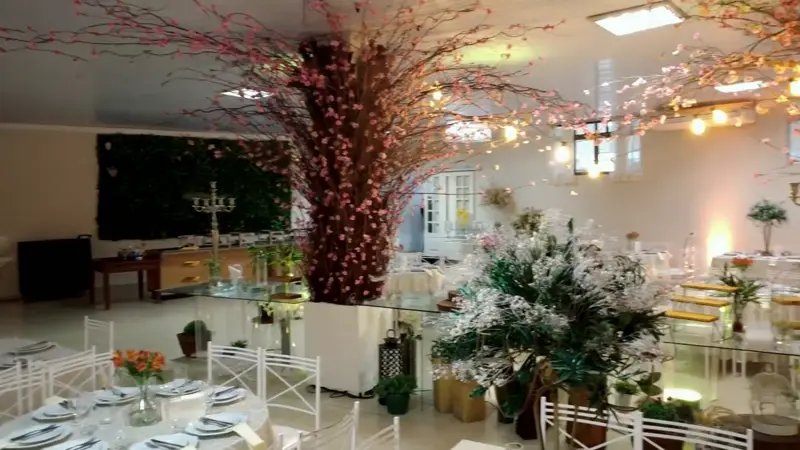 Salão Ouro decorado, visto da entrada, com luz quente nas paredes