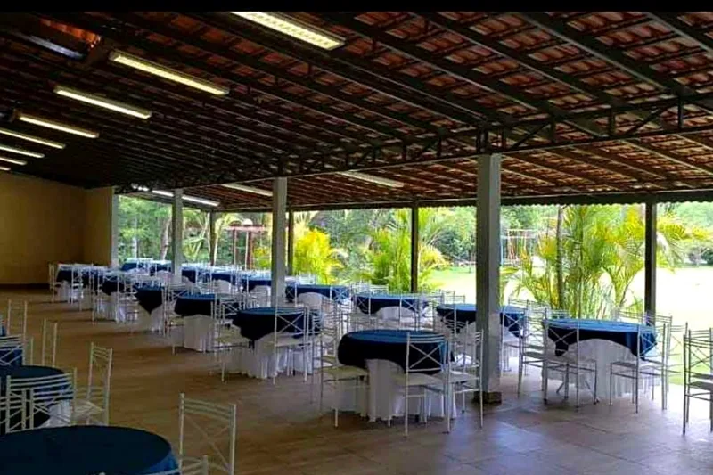 Salão Prata montado com mesas redondas