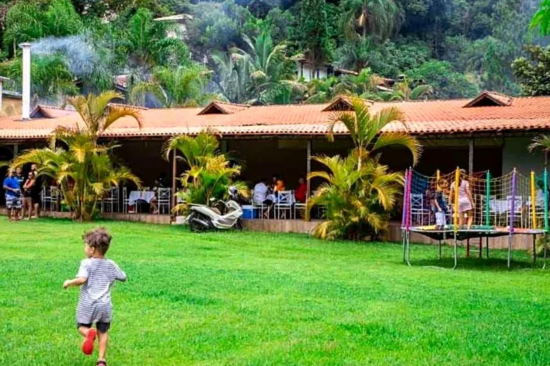 Gramado em frente ao Salão Prata com criança brincando