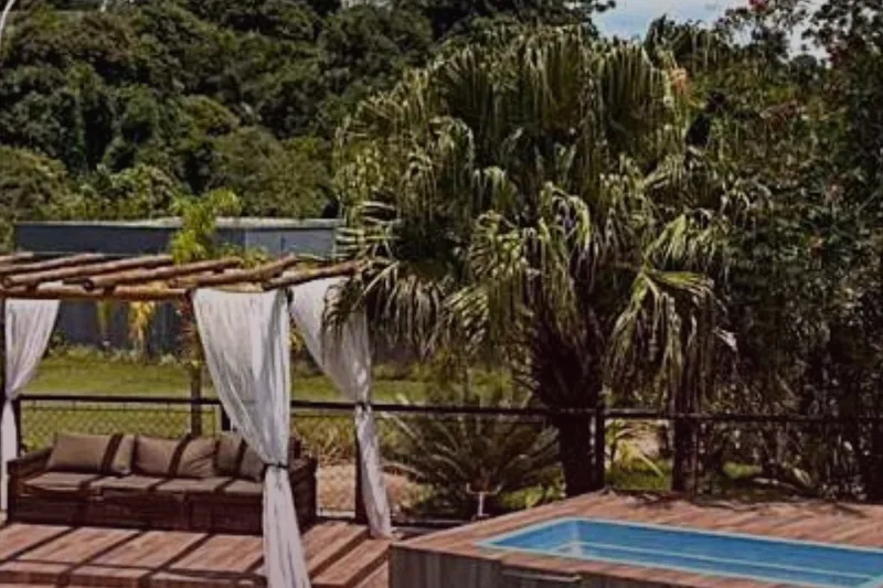 Deck com pergolado e piscina infantil perto do Salão Prata